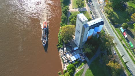 Rosario,-Argentinien,-Provinz-Santa-Fe,-Luftbilder-Mit-Drohne-Der-Stadt,-Blick-Auf-Das-Baggerschiff-Des-Parana-Flusses-Neben-Silos