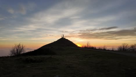 Sonnenuntergang-über-Einer-Hügeligen-Landschaft-In-Genua-Mit-Silhouetten-Von-Antennen,-Ruhiger-Himmel,-Italien,-Zeitraffer