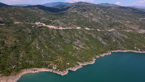 Schöne-Luftaufnahme-Der-Küste-Des-Slansko-Sees,-Montenegro