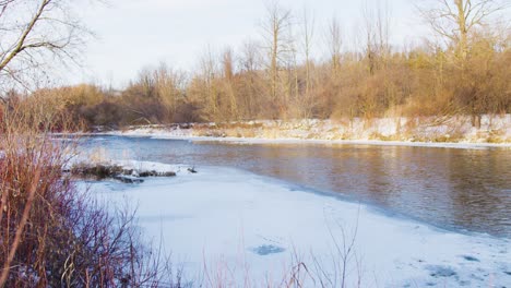 Weitwinkelaufnahme-Eines-Fließenden-Flusses-Mit-Eisbildung
