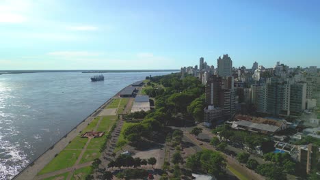 Rosario,-Argentinien,-Provinz-Santa-Fe,-Luftbilder-Mit-Drohne-Der-Stadt,-Blick-Auf-Den-Parana-Fluss-Im-Sommer