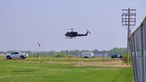Helicóptero-Negro-Flotando-Y-Elevándose-En-El-Aire-Desde-El-Aeródromo-De-Alberta,-Canadá
