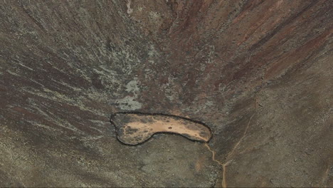 Base-De-Cono-De-Ceniza-Del-Volcán-Bayuyo-Con-Laderas-Erosionadas-Hacia-El-Centro-Con-Sendero-Naranja