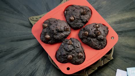 Luftaufnahme,-Langsames-Vergrößern-Von-Rote-Bete-Schokoladenstückchen-Muffins-In-Einer-Roten-Silikonform-Zum-Valentinstag