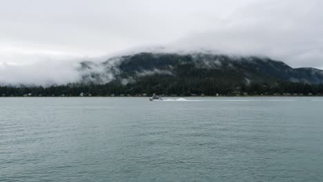 Pequeño-Barco-Navegando-Por-El-Canal-Gastineau,-Juneau,-Alaska