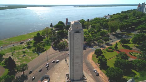 Rosario,-Argentinien,-Provinz-Santa-Fe,-Luftbilder-Mit-Drohne-Der-Stadt,-Blick-Auf-Den-Hauptturm-Des-Nationalflaggendenkmals-Des-Parana-Flusses