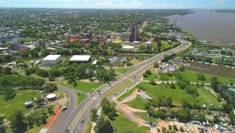 Rosario,-Argentinien,-Provinz-Santa-Fe,-Luftbilder-Mit-Drohne-Der-Stadt,-Blick-Auf-Den-Parana-Fluss,-Der-über-Den-Ludueña-Bach-Fliegt