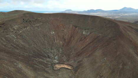 Drone-View-Of-The-Crater-Of-Volcanes-De-Bayuyo-In-Fuerteventura,-Canarias,-Spain