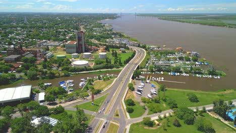 Rosario,-Argentinien,-Provinz-Santa-Fe,-Luftbilder-Mit-Drohne-Der-Stadt,-Blick-Auf-Die-Parana-Flussstraße-Neben-Dem-Fluss