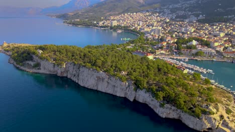 Luftaufnahme,-Sonnige-Malerische-Aussicht-Auf-Makarska,-Kroatien