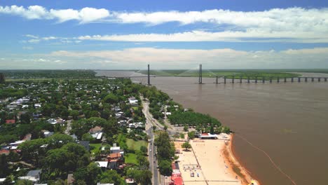 Rosario,-Argentinien,-Provinz-Santa-Fe,-Luftbilder-Mit-Drohne-Der-Stadt,-Blick-Auf-Den-Parana-Fluss,-Der-Strand-Von-Florida-Mit-Rosario-Victoria-Brücke