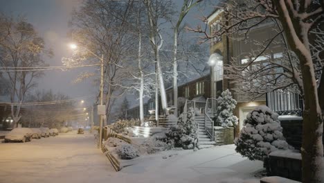 Ein-Wunderschönes-Haus,-Ein-Garten-Und-Eine-Straße-Waren-Mit-Schnee-Bedeckt,-Nachdem-Ein-Wintersturm-Die-Stadt-Zerstörte-Und-Alles-Bedeckte