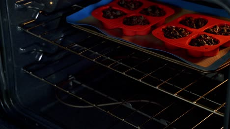 Schokoladenstückchen-Rüben-Muffins-Aus-Dem-Ofen-Nehmen,-Frisch-Gebackene-Valentinstag-Muffins-In-Einem-Roten-Silikonblech
