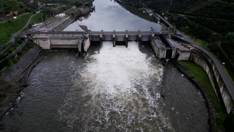 Douro-Staudammkontrolle-In-Peso-Da-Regua,-Portugal---Luftaufnahme