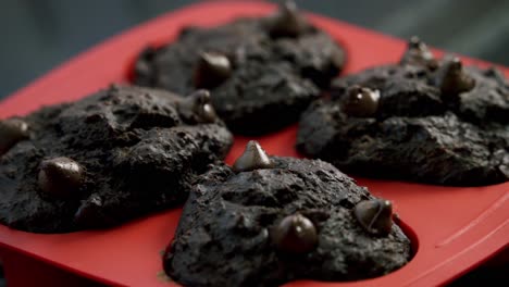 Langsames-Vergrößern-Von-Rote-Bete-Muffins-Mit-Schokoladensplittern-In-Einer-Roten-Silikonform-Zum-Valentinstag