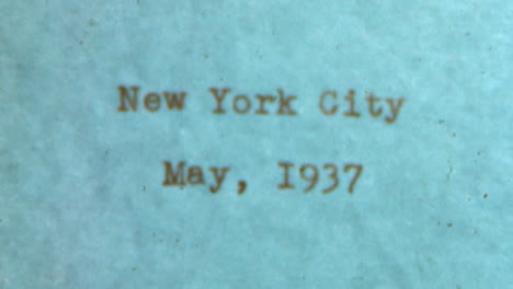 Las-Palabras-Ciudad-De-Nueva-York-Escritas-En-Una-Fuente-Retro-Con-La-Fecha-De-Mayo-De-1937.