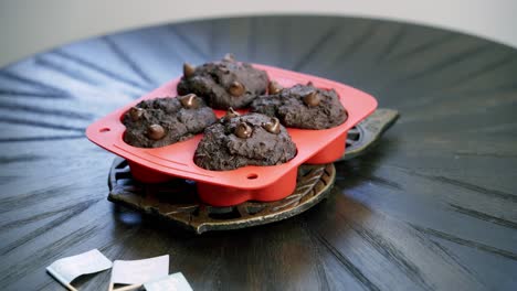 Nehmen-Sie-Herzförmige-Rüben-Schokoladenstückchen-Muffins-Aus-Dem-Ofen-Und-Stellen-Sie-Sie-Auf-Den-Tisch,-Um-Den-Valentinstag-Abzukühlen