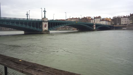 Malerisches-Panorama-Der-Flussufer-Von-Lyon,-Die-Durch-Historische-Eisenbrücken-über-Den-Ruhigen-Fluss-Rhône,-Frankreich,-Verbunden-Sind
