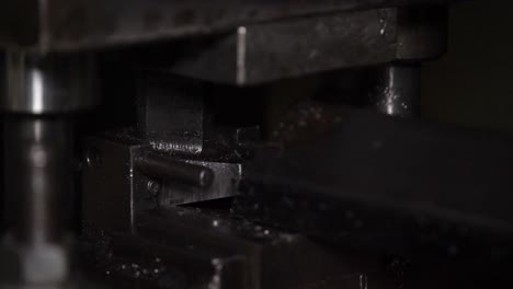 Metallbeherrschung-In-Aktion:-Eine-Maschine-Schneidet-Bauelemente-Präzise,-Ein-Anschaulicher-Einblick-In-Die-Industrielle-Effizienz-In-Diesem-Dynamischen-Stockvideo