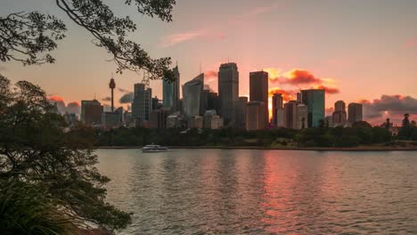 Zeitraffer-Bei-Sonnenuntergang-über-Der-Skyline-Von-Sydney,-Aufgenommen-Von-Mrs.-Macquaries-Stuhl-Im-Hafen-Von-Sydney
