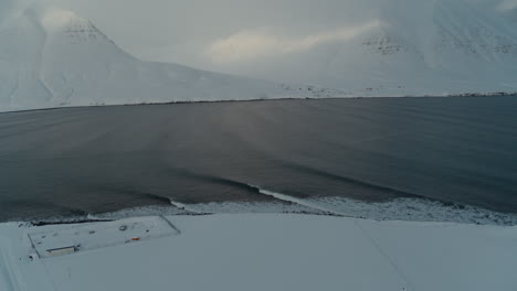 Leerer,-Gefrorener-Point-Break-In-Island-Im-Winter-Mit-Schneebedeckten-Bergen-In-Der-Umgebung