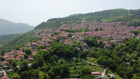 High-angle-drone-shot-of-hillside-village-houses-in-Metsovo,-Greece