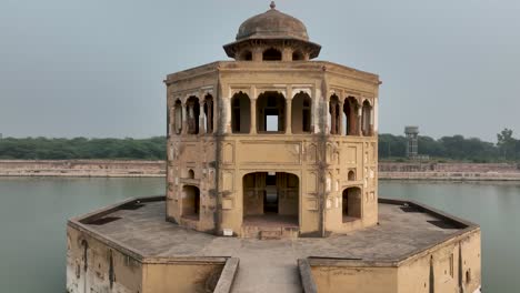 Zoom-out-profile-view-of-Hiran-Minar-Park-with-water-at-background-n-Punjab,-Pakistan