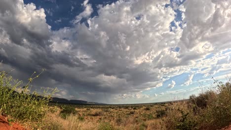 Zeitraffer,-Der-Die-Dynamische-Entwicklung-Und-Den-Anmutigen-Tanz-Der-Regenwolken-über-Der-Atemberaubenden-Afrikanischen-Landschaft-Der-Trockenen-Südlichen-Kalahari-Einfängt