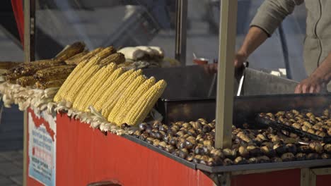 Comida-Callejera-Popular-En-Estambul:-Maíz-Asado-Y-Castañas-En-Carrito