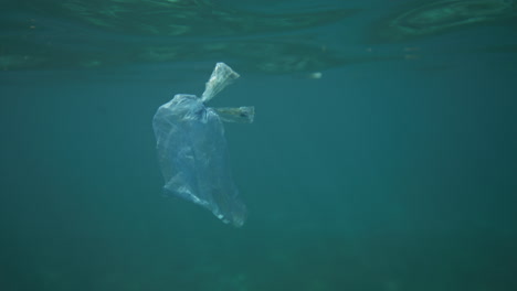 Plastiktüte-Schwimmt-Unter-Wasser-Mit-Lichtreflexionen