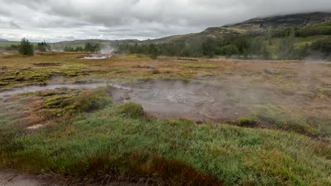 Agua-Burbujeante-En-La-Zona-De-Aguas-Termales-De-Geysir-En-Islandia