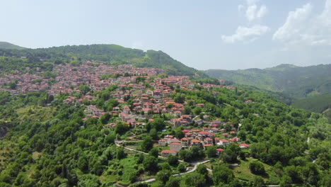 Ciudad-De-Metsovo-En-Temporada-De-Verano,-Centro-Turístico-Griego-En-La-Prefectura-De-Ioannina