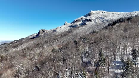 Luftaufnahme-Im-Winter-über-Baumwipfeln,-Grandfather-Mountain,-NC