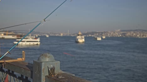 Pescadores-Pescando-En-El-Bósforo,-Puente-De-Gálata,-Con-Vistas-Al-Mar.