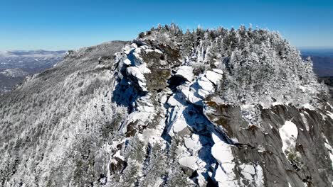 Felsvorsprung-Und-Klippen-Im-Schnee-Auf-Dem-Großvaterberg,-North-Carolina,-North-Carolina
