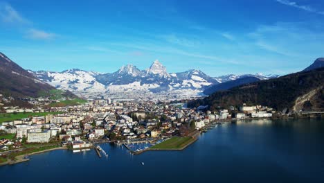 Die-Stadt-Ist-Von-Bergen-Umgeben-Und-Der-See-Hat-Eine-Wunderschöne-Blaue-Farbe
