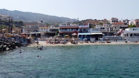 Un-Dron-Se-Aleja-De-Las-Playas-De-Agia-Pelagia,-Una-Ciudad-Turística-En-Creta.