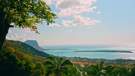 Zeitraffer-Mit-Hoher-Aussicht-Auf-Die-Landschaft-Und-Das-Meer-Von-Mauritius
