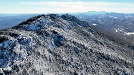 Luftaufnahme-Eines-Felsigen-Bergrückens-Auf-Dem-Großvaterberg-In-North-Carolina-Im-Winter