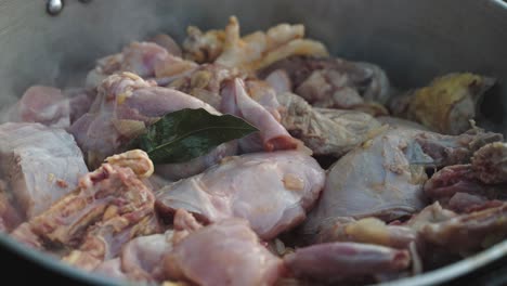 Pollo-Crudo-Con-Condimento-Listo-Para-Cocinar-En-Una-Olla-Grande