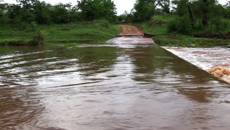 Abgelegene-Landschaft,-Flussüberquerung,-Unter-Wasser-Getauchte-Straße-In-Afrika