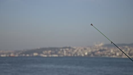 Fishermen-fishing-on-the-Bosphorus,-Galata-Bridge,-with-a-sea-view