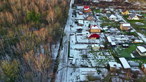 Luftdrohnenschwenks-Schossen-Von-Oben-über-Stadthäuser-Mit-Kleinen,-Mit-Schnee-Bedeckten-Häusern-An-Einem-Kalten-Wintermorgen