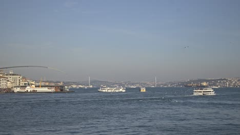 Fischer-Angeln-Am-Bosporus,-Galata-Brücke,-Mit-Meerblick