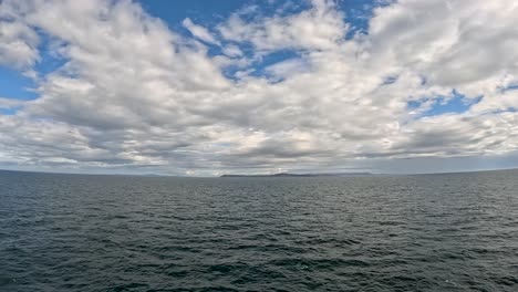 Vista-De-Gran-Angular-Navegando-Frente-A-La-Costa-De-Escocia