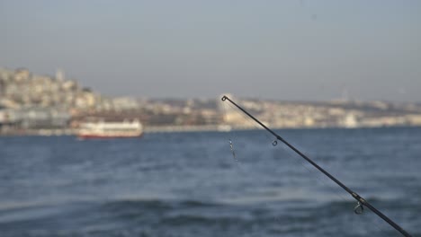 Pescadores-Pescando-En-El-Bósforo,-Puente-De-Gálata,-Con-Vistas-Al-Mar.
