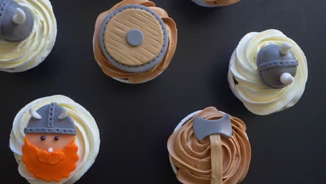 Top-Down-Rotationsaufnahme-über-Cupcakes-Im-Wikinger-Stil,-Kreative-Ideen-Für-Geburtstagsfeiern