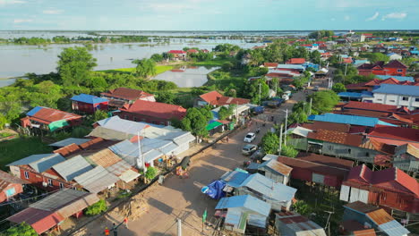 Calle-Principal-Del-Pueblo-Junto-Al-Lago-Cerca-De-Tonle-Sap-En-Siem-Reap,-Camboya