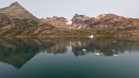 Navegando-Por-Prince-Christian-Sound-En-Groenlandia-Con-Montañas-Y-Hielo