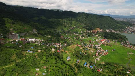 Üppige-Luftlandschaft-Eines-Tals-Und-Dorfes-Am-Phewa-Seeufer-In-Pokhara,-Nepal